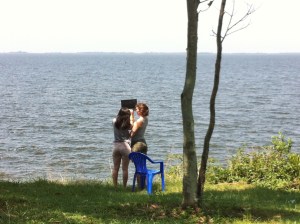 Cinthia et Kathleen ont trouvé un "hot spot" pour Internet. Ça a marché 5 minutes!