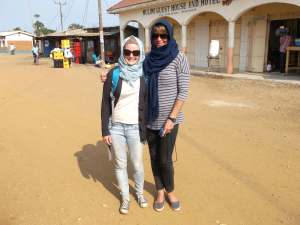 Beth et moi à Lumbu, prêtes à reprendre la route!